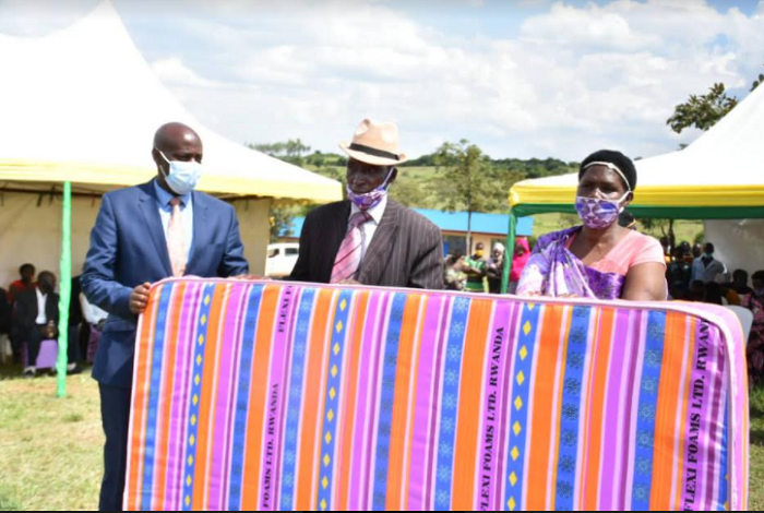Imiryango yashyingiwe yashimiwe icyo cyemezo ihabwa imifariso