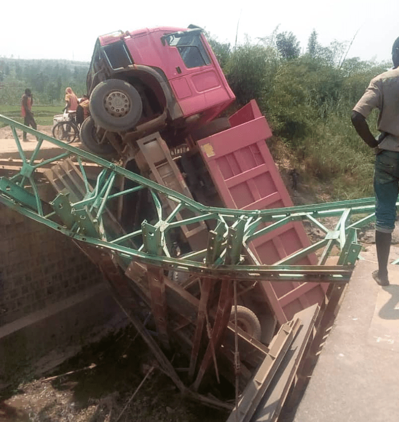 Ikiraro cyaciwe n'ikamyo yari itwaye umucanga (Photo:Intyoza)
