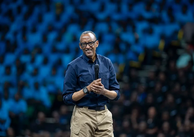 Perezida Kagame aganira n'abajyanama b'ubuzima mu byo yabemereye harimo imbangukiragutabara ku bigo nderabuzima