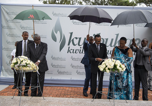 Perezida Kagame, Madame Jeannette Kagame na Moussa Faki Mahamat bunamira Abazize Jenoside yakorewe Abatutsi bashyinguye mu Rwibutso rwa Jenoside rwa Kigali
