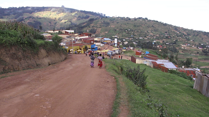 Muri Centre ya Kirambo ni hamwe mu ho uyu muhanda uzanyura. Menshi mu mazu yahahoze yarasenywe