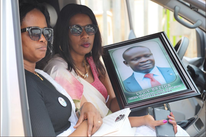 Umugore wa Louis Baziga (ufite ifoto ya Baziga) avuga ko umugabo we yari intungane ku buryo yizeye ko azabona ijuru