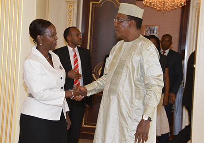 Minisitiri Mushikiwabo yakiriwe na Perezida wa Tchad unayoboye AU, Idriss Deby Itno. Ifoto: Presidence/Tchad.