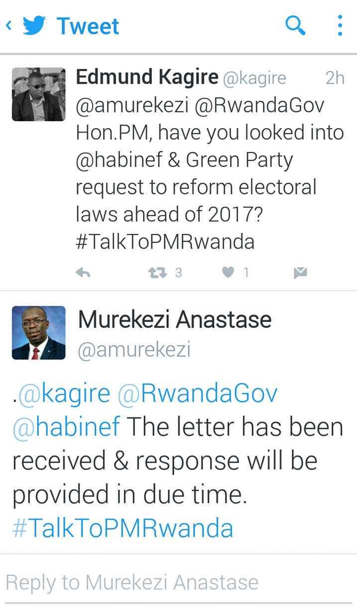 Minisitiri w'Intebe arimo gusubiza abamubaza ibibazo.