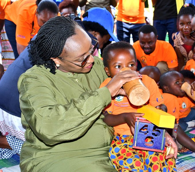 Minisitiri Dr. Valentine Uwamariya yafatanyije n'abandi bayobozi guha abana amata