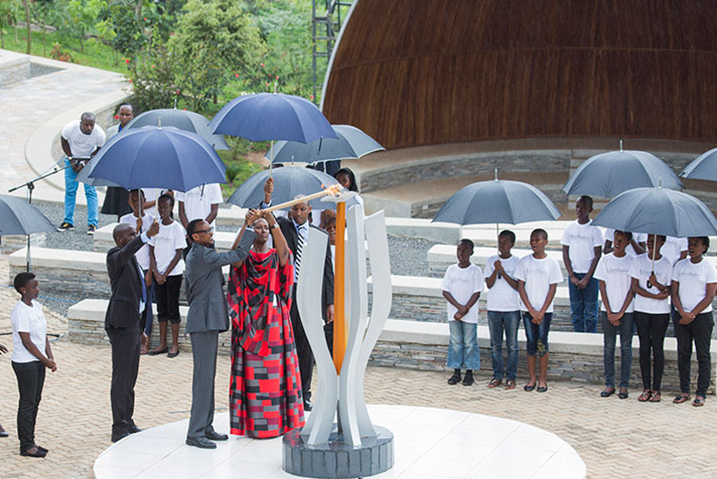 Mu gutangiza kwibuka ku nshuro ya 21, Perezida Kagame yacanye urumuri rw'icyizere.
