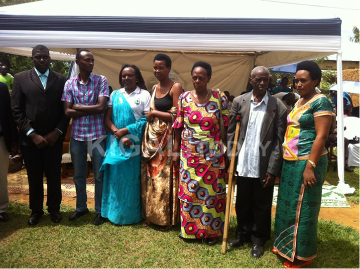 Ntamfura muri costume y'umukara (wegeranye n'umusore) na bamwe mu bo yarokoye akabajyana i Burundi.