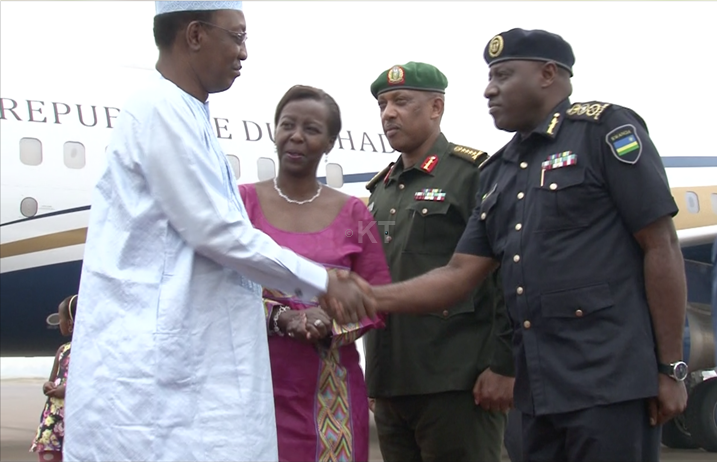 Perezida Idriss Deby Itno yakiriwe n'abayobozi bakomeye barimo Umugaba Mukuru w'Ingabo z'u Rwanda, Gen. Patrick Nyamvumba ndetse n'Umuyobozi Mukuru wa Polisi y'u Rwanda, IGP Emmanuel Gasana. Ifoto: Junior Sesonga/Kigali Today.