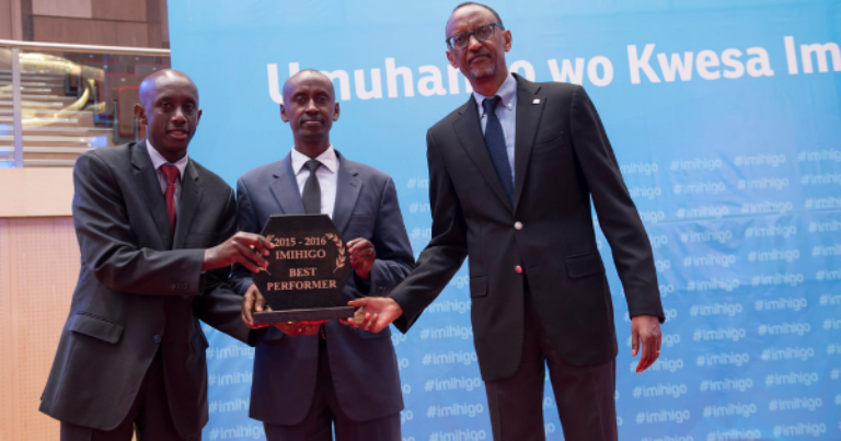 Perezida Kagame aha igihembo umuyobozi w'akarere ka Gasabo