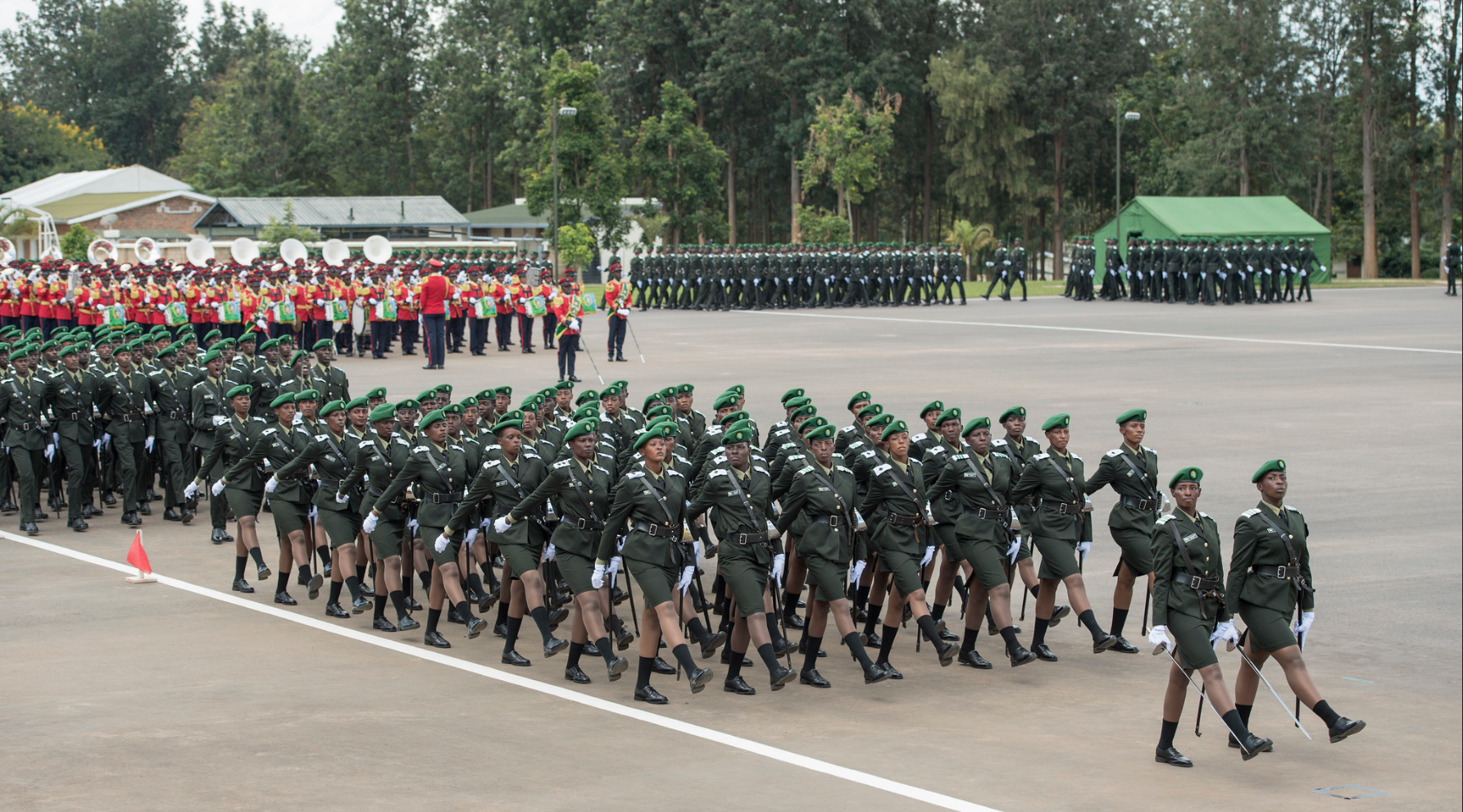 abari b'Ingabo z'u Rwanda bashimishije benshi mu Karasisi bambaye amajipo