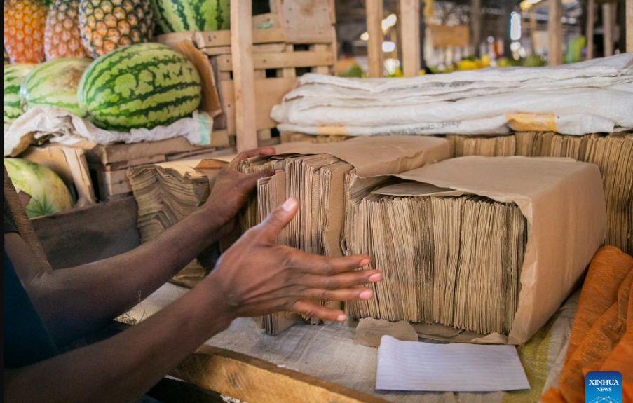 Amashashi yasimbuwe n'ibindi bikoresho bishobora kubora, ntibyanginze ibidukikije