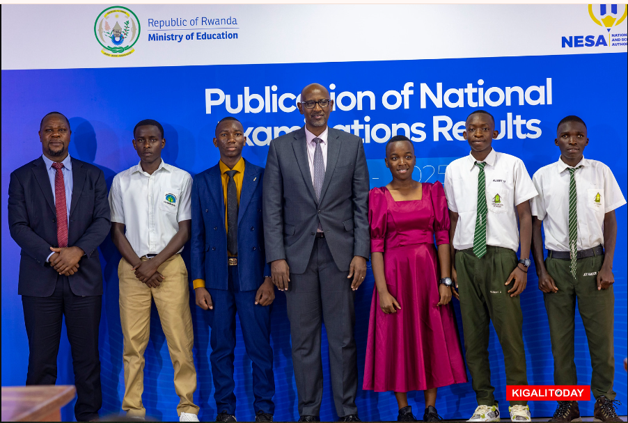 Abanyeshuri bahize abandi mu cyiciro rusange. Uwa kabiri uhereye i bumoso: IZERE Henock Tresor wabaye uwa mbere, AGABA Happy Jean Eudes, Min. Joseph Nsengimana, INEZA Flora Elyse, UWUMUREMYI Albert na NDAYISHIMIYE Jean D'Amour 