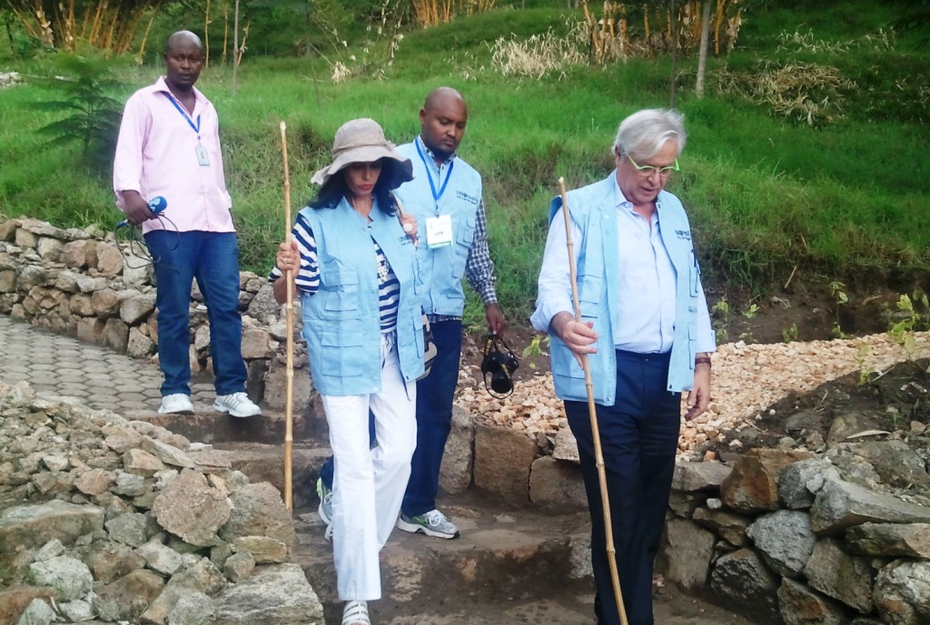Dr Joan (imbere) ashima u Rwanda kuba ruri gushyiraho imijyi yunganira uwa Kigali.