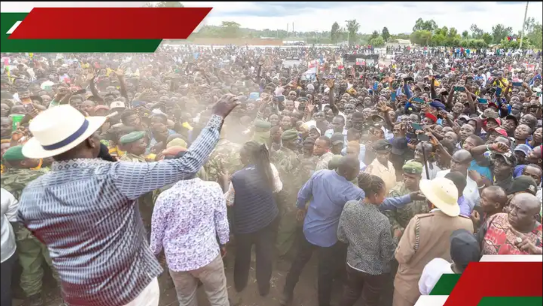 Perezida Ruto yatewe urukweto mu gihe yaganirizaga abaturage Perezida Ruto yatewe urukweto mu gihe yaganirizaga abaturage